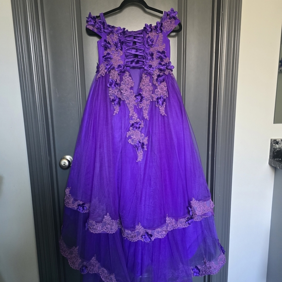 Elegant Purple Gown with Lace Details - Picture 2 of 2